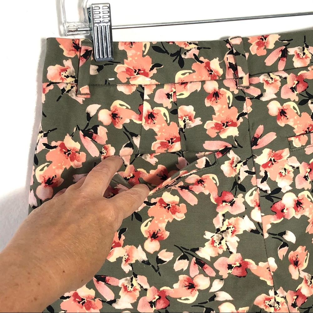 ⭐️ White House Black Market 5' Floral Shorts - Picture 5 of 14